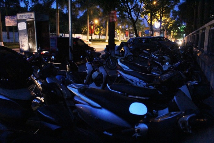 Khoảng gần 5 giờ sáng, số lượng xe máy mỗi lúc một đông trước cổng trường.
